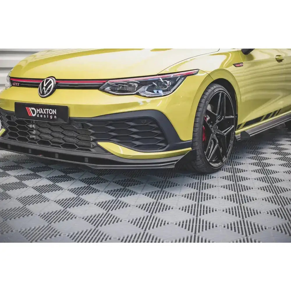 Frontsplitter på Volkswagen Golf 8 GTI Clubsport med svarte flaps og røde detaljer, sett fra venstre side.