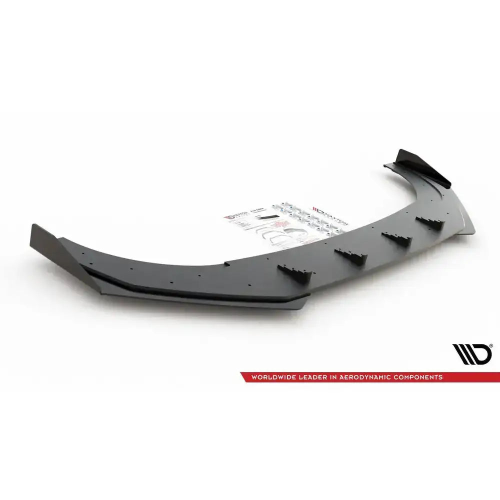 Front splitter til Volkswagen Golf 8 GTI Clubsport sett skrått ovenfra med flaps, monteringsutstyr og instruksjoner.