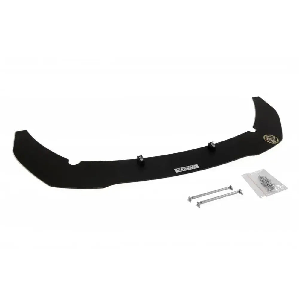 Frontsplitter til Ford Focus ST Mk3, sort matt plate sett ovenfra med skruer og fester på hvit bakgrunn.