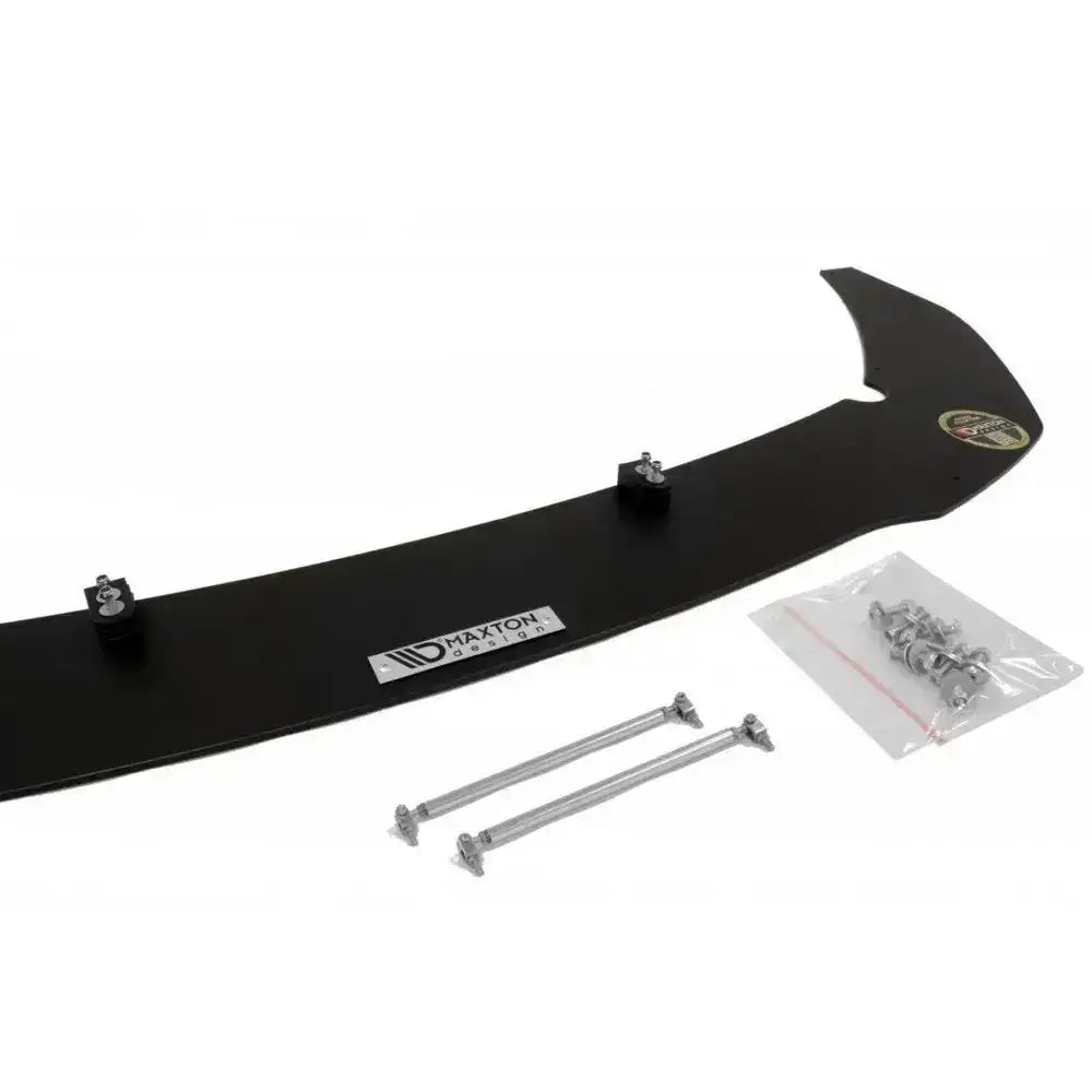 Front lip Racing Ford Focus ST Mk3, sort plast med metallskilt, stivere og monteringsskruer ved siden av.