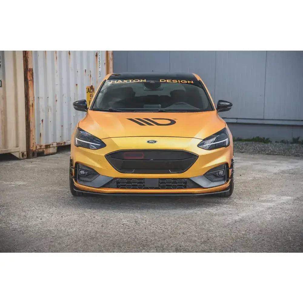 Frontspoiler på gul Ford Focus ST med svarte detaljer, store frontlys og Maxton Design-logo på frontruten.