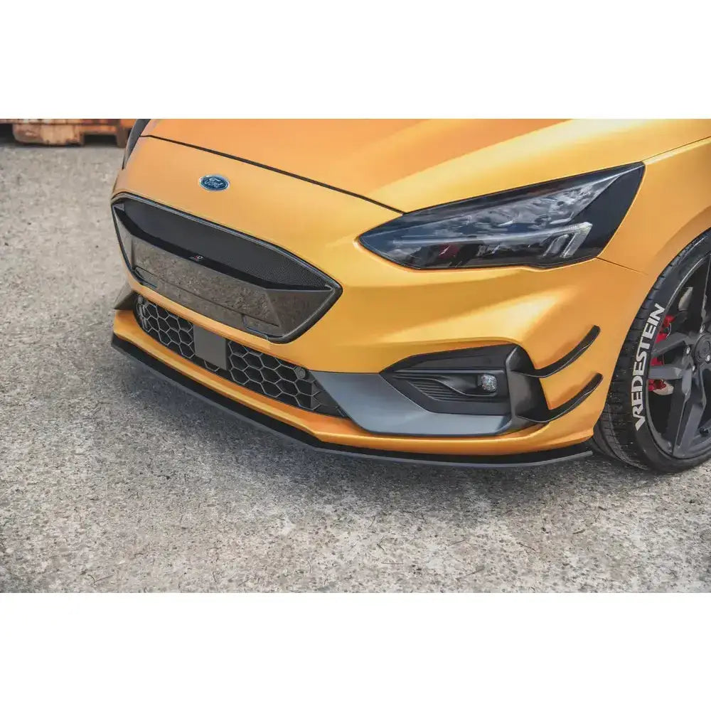 Front splitter på gullfarget Ford Focus ST med sort frontspoiler, Vredestein-dekk og sportslige felger.