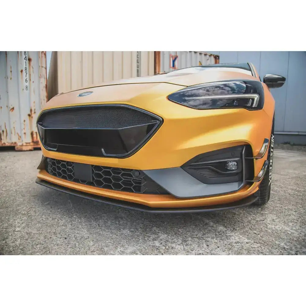Frontleppe Racing Ford Focus ST med sort grill og markerte frontlykter sett fra lav vinkel utendørs.