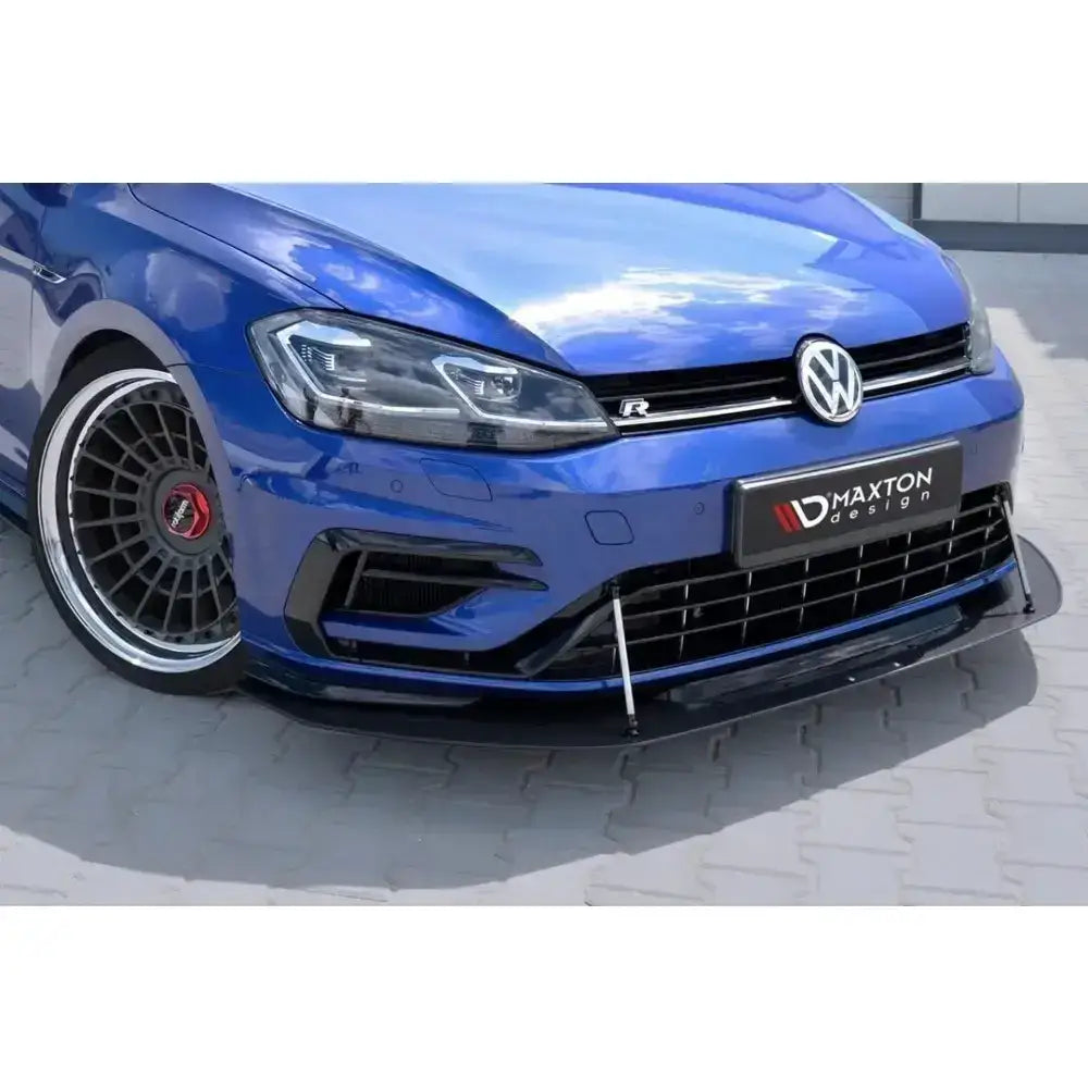Frontleppe Racing Hybrid Vw Golf VII R med svart splitter, luftinntak og spesialfelger på brostein.