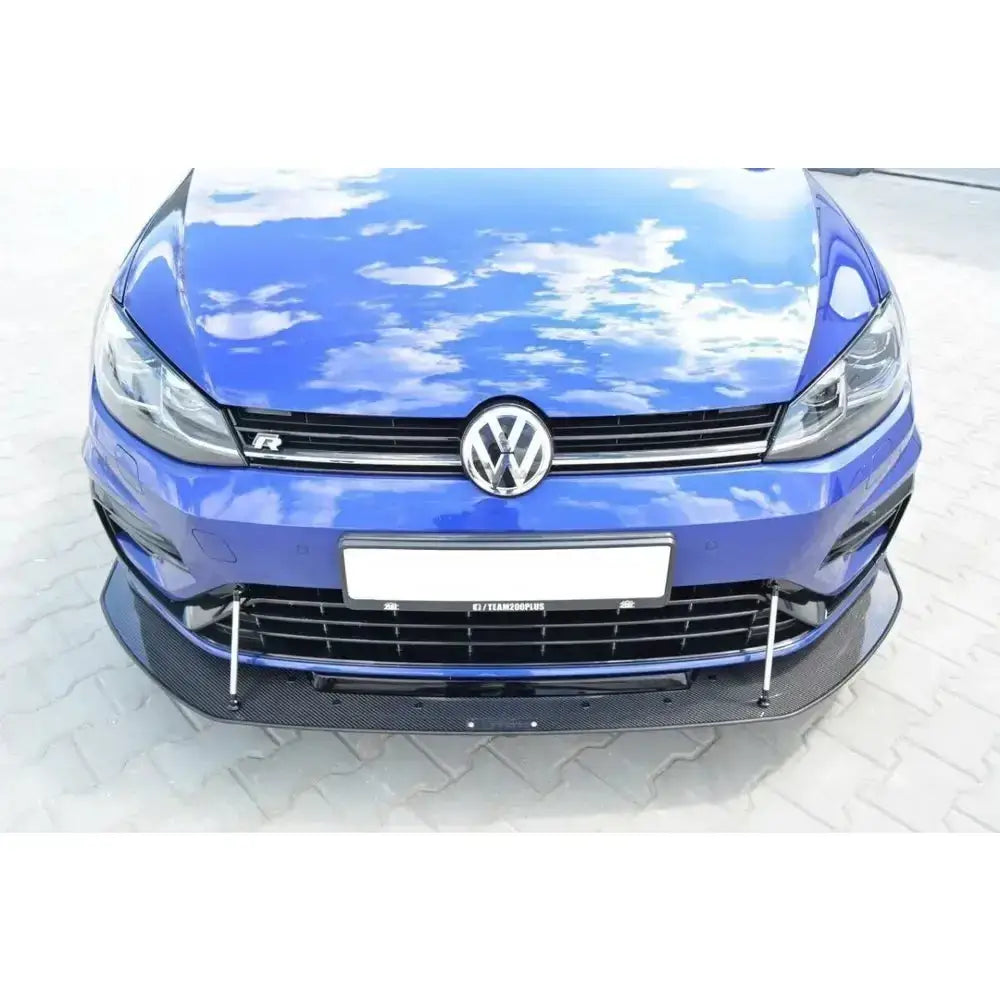 Frontsplitter Racing Hybrid Vw Golf VII R i karbon-look med sølvfargede stag montert under støtfangeren.