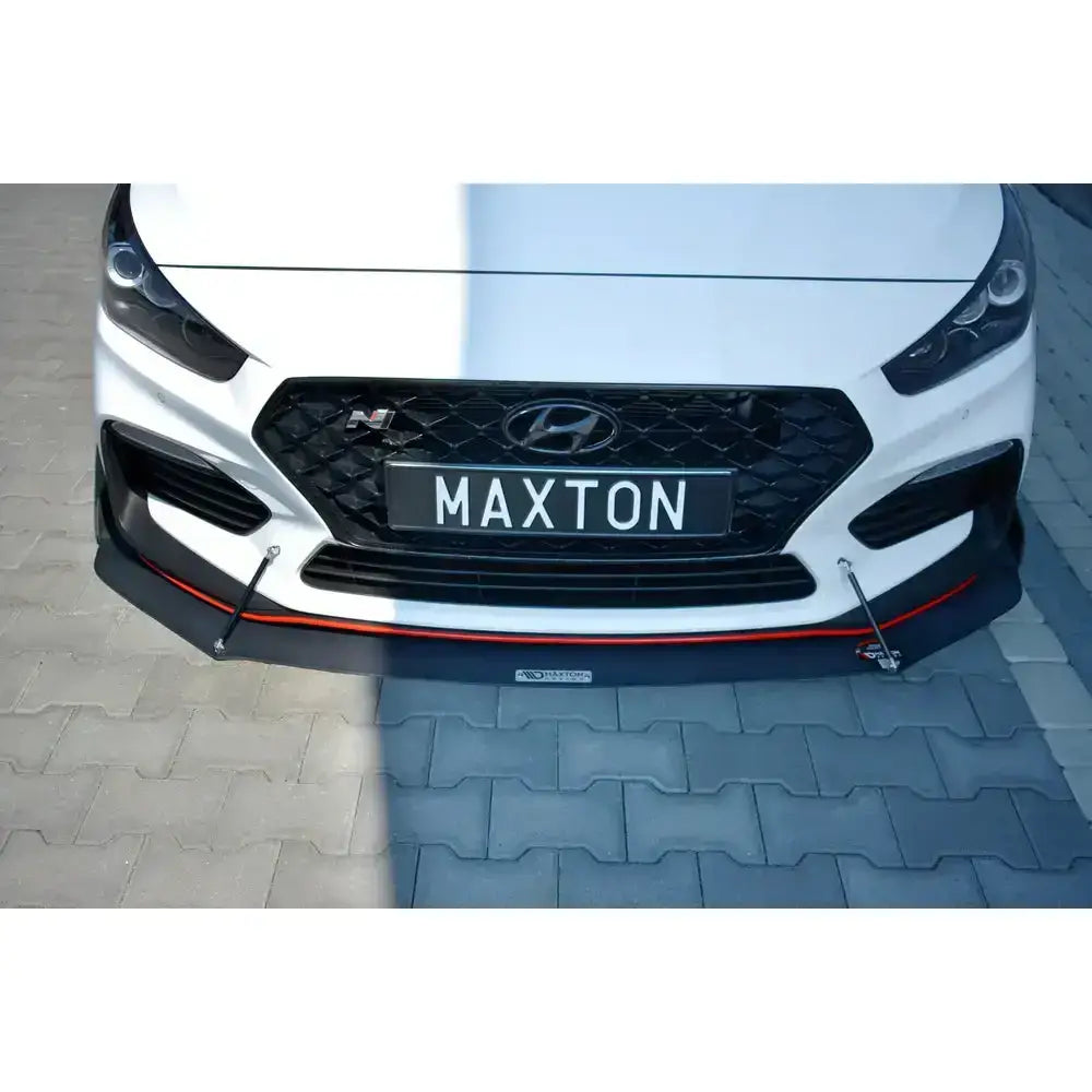 Front lip på Hyundai I30 Mk3 N med rød stripe, montert med metallstag, sett fra oven.