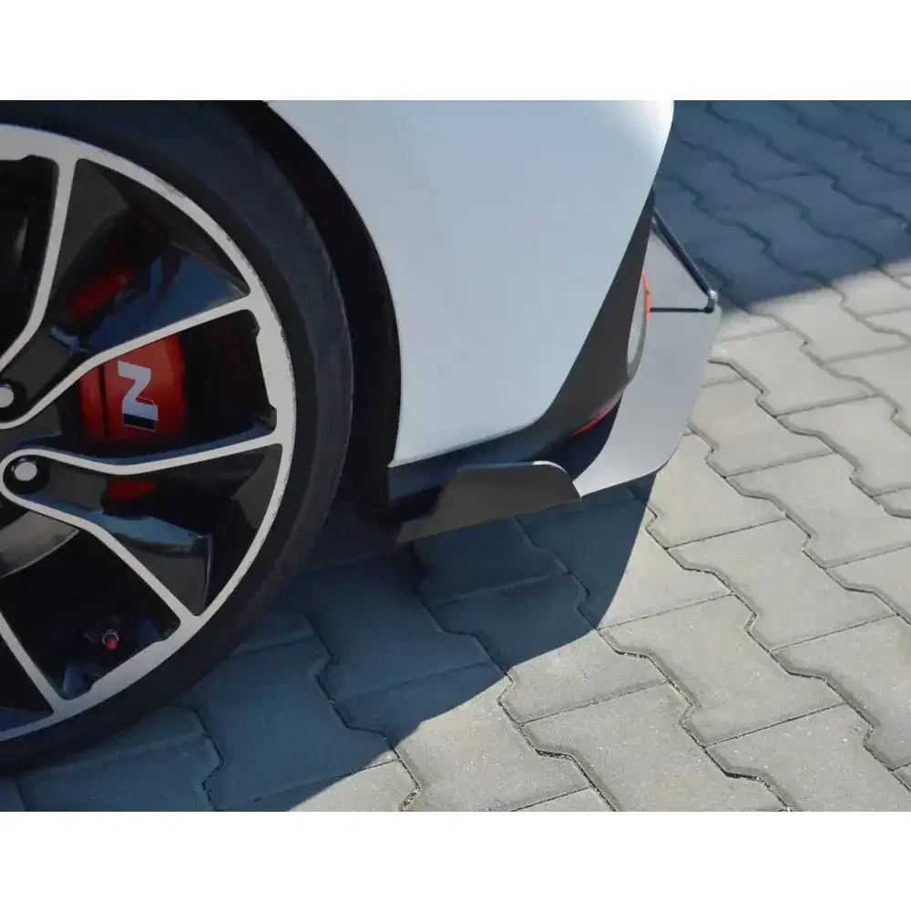 Front splitter på Hyundai I30 Mk3 N med svarte felger, rød bremsekaliper og aerodynamiske detaljer.