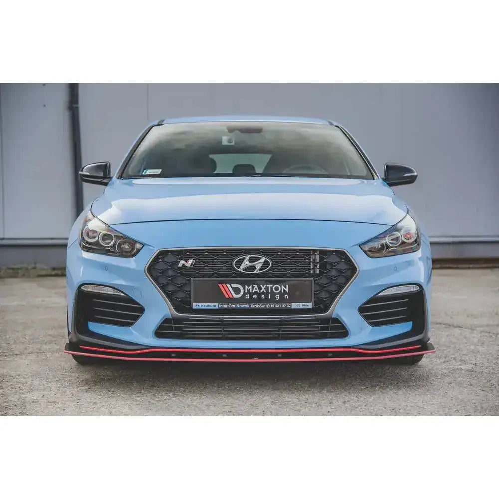 Frontleppe Racing Hyundai I30 N Mk3 med svart spoiler, rød stripe og synlig N-logo foran bilen.
