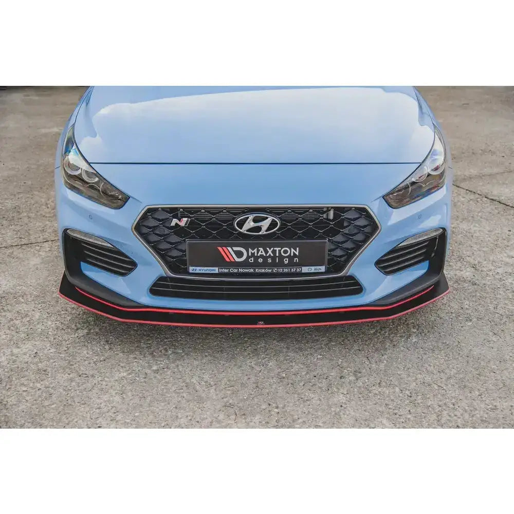 Frontspoiler på Hyundai I30 N Mk3 med svart racingdesign, rød kant og Maxton Design-logo.