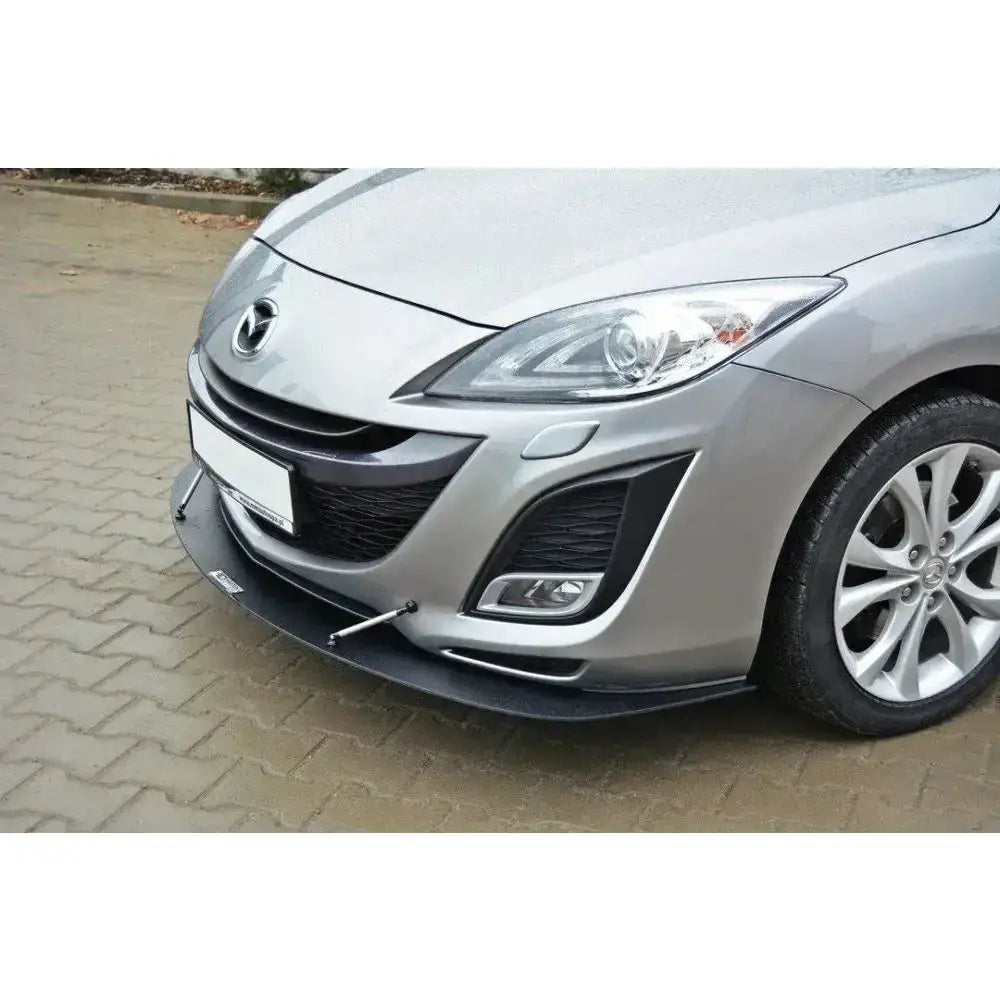 Frontspoiler på Mazda 3 Mk2 Sport med sort frontsplitter og støttestag, sett fra skrå vinkel.