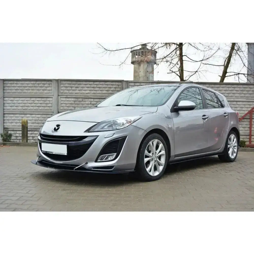 Front lip på Mazda 3 Mk2 Sport sølvfarget bil sett skrått forfra med aluminiumsfelger.