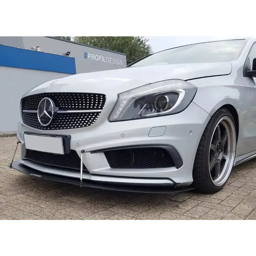 Frontspoiler til Mercedes A W176 Amg-Line, sort med sølvstenger, sett skrått forfra på sølvfarget bil.