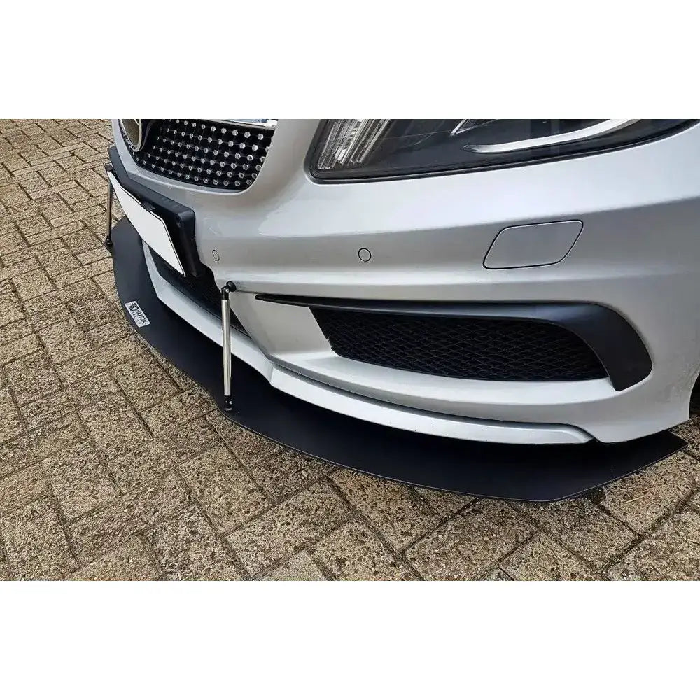 Frontsplitter til Mercedes A W176 Amg-Line, sort plast med sølvfargede støttearmer, sett skrått forfra.
