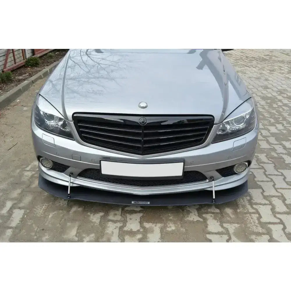 Frontspoiler Racing Mercedes C W204 Amg-Line montert under støtfanger på sølvfarget bil.
