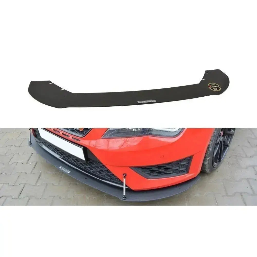 Frontleppe Racing Seat Leon III Cupra, svart splitter i plast, montert på rød bil fra skrå vinkel.