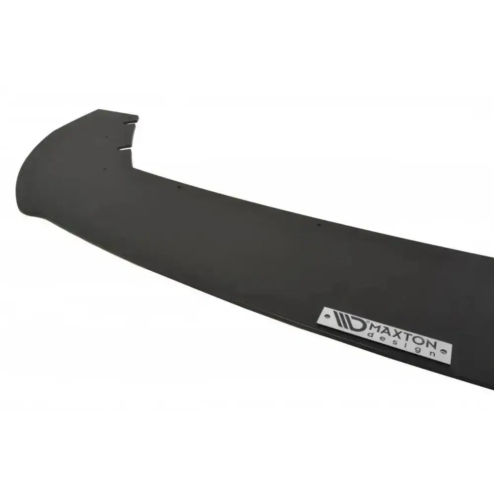 Frontspoiler til Racing Seat Leon III Cupra, sort plast med metallskilt og logo sett fra toppvinkel.