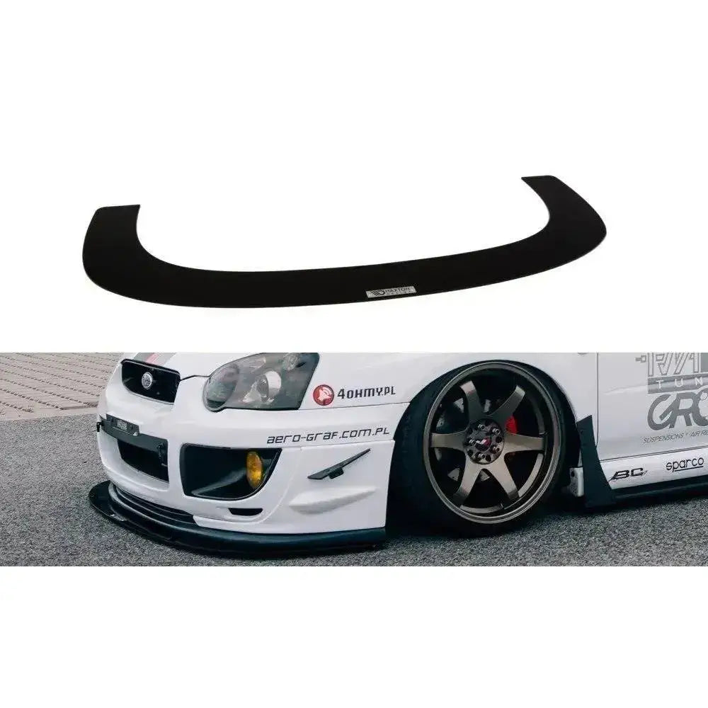Frontleppe Racing Subaru Impreza Wrx Sti montert lavt på hvit bil, sett skrått forfra.