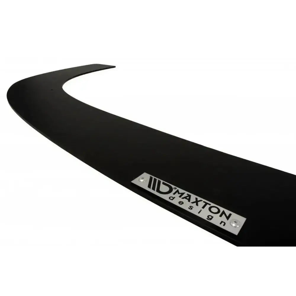Frontsplitter til Subaru Impreza Wrx Sti Blobeye, sort plast med metallskilt, sett fra skrå vinkel.