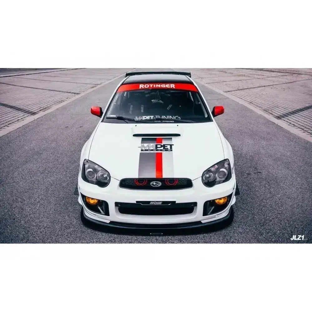 Front lip på hvit Subaru Impreza Wrx Sti med røde speil, racing-striper og sponsorlogoer foran.