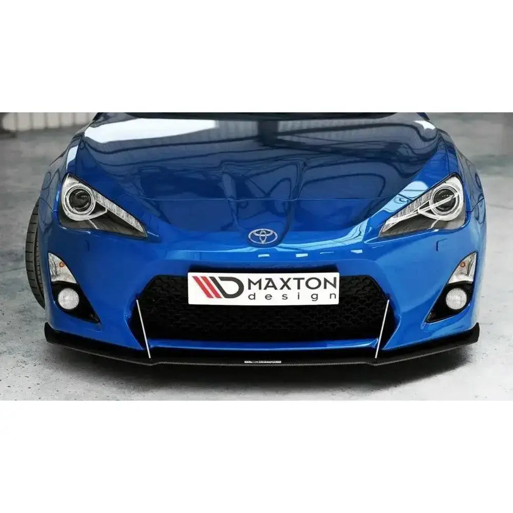 Frontspoiler på blå Toyota GT86 med sort Maxton Design-leppe og markerte lykter sett forfra.