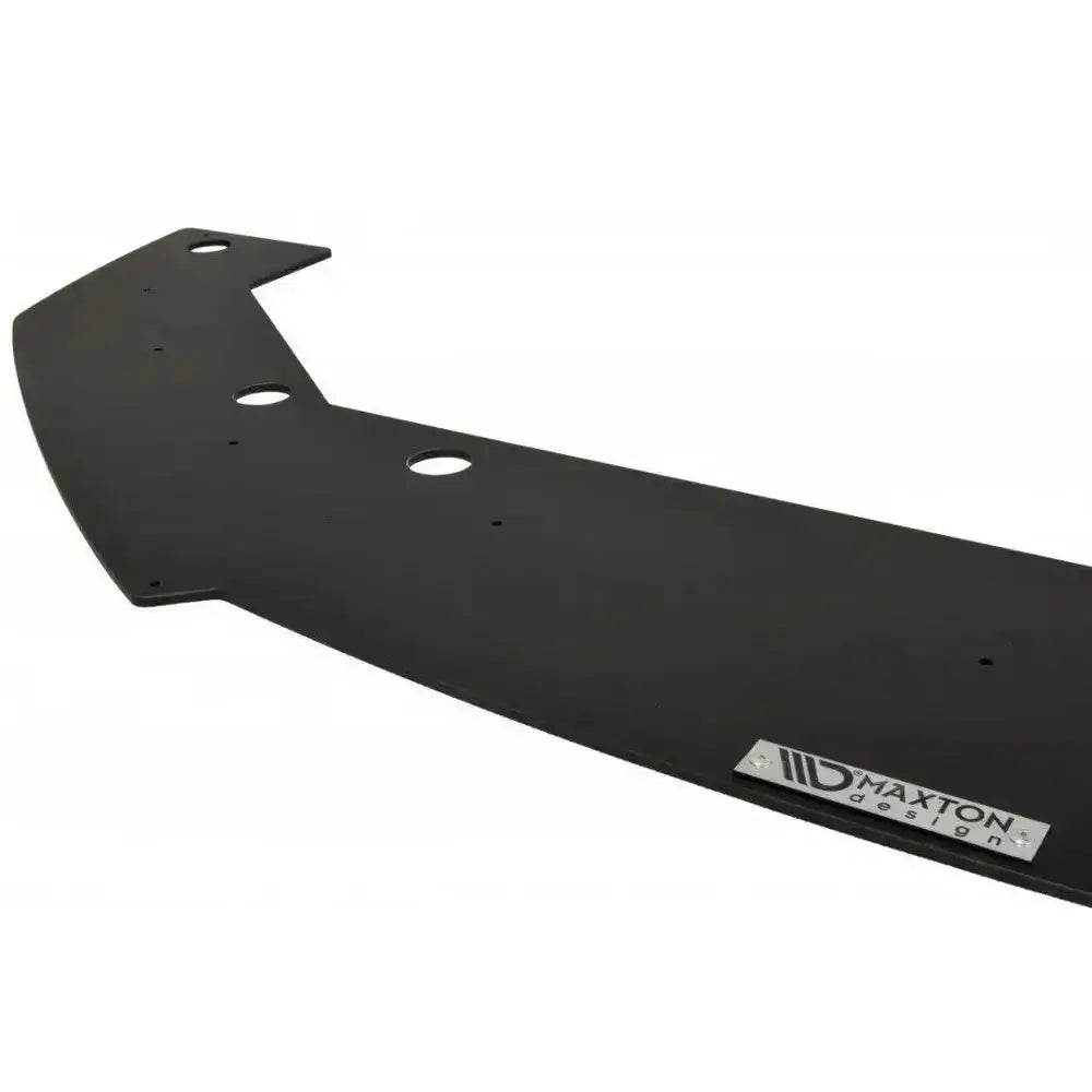 Front lip til Toyota GT86 racing, svart plast med runde monteringshull og metallmerke, skrå vinkel.