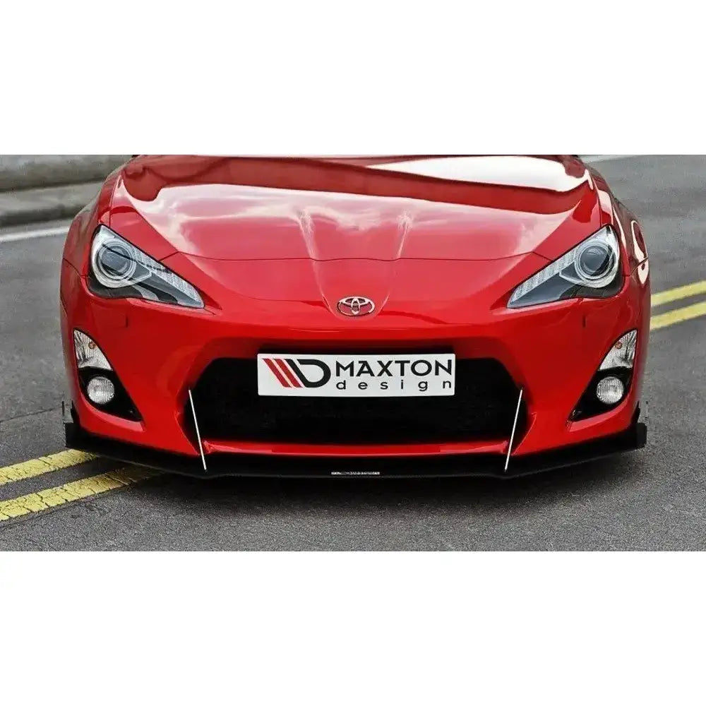 Frontspoiler påmontert Toyota GT86 med sorte aerodynamiske støttestag, sett rett forfra.
