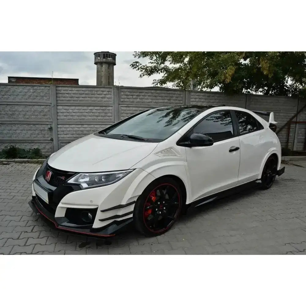 Front splitter på Honda Civic IX Type R med sorte og røde detaljer, store felger og hekkspoiler.