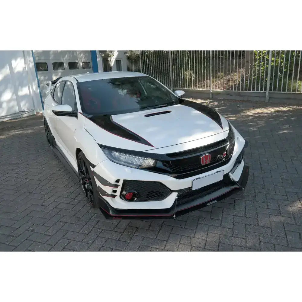 Frontspoiler på hvit Honda Civic X Type R med svarte og røde detaljer sett skrått forfra.