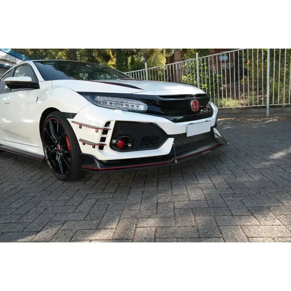 Frontsplitter på Honda Civic X Type R med hvit støtfanger, karbonstil spoiler og sportslige svarte felger.