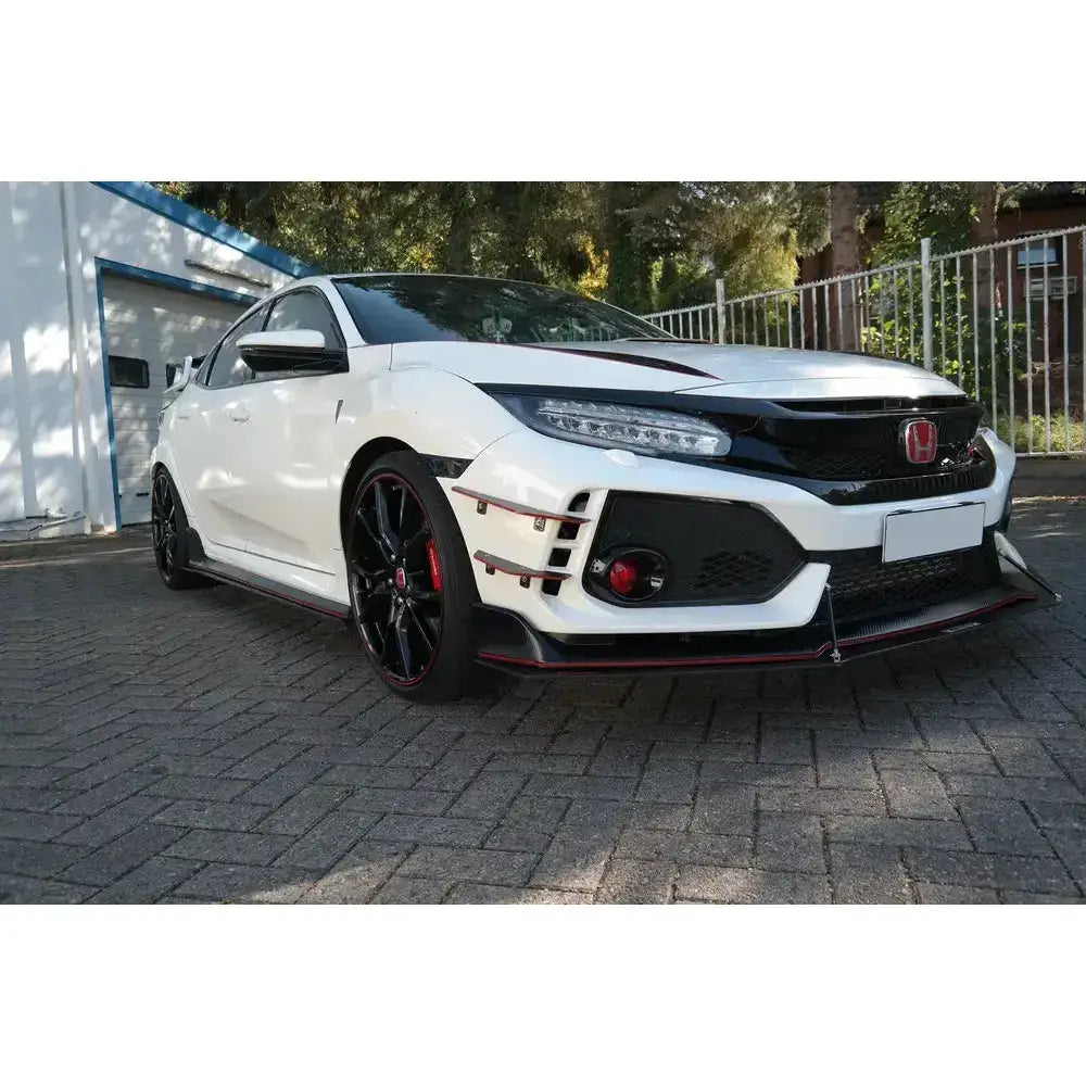 Front lip på Honda Civic X Type R med sorte og røde detaljer, sporty støtfanger og store felger.