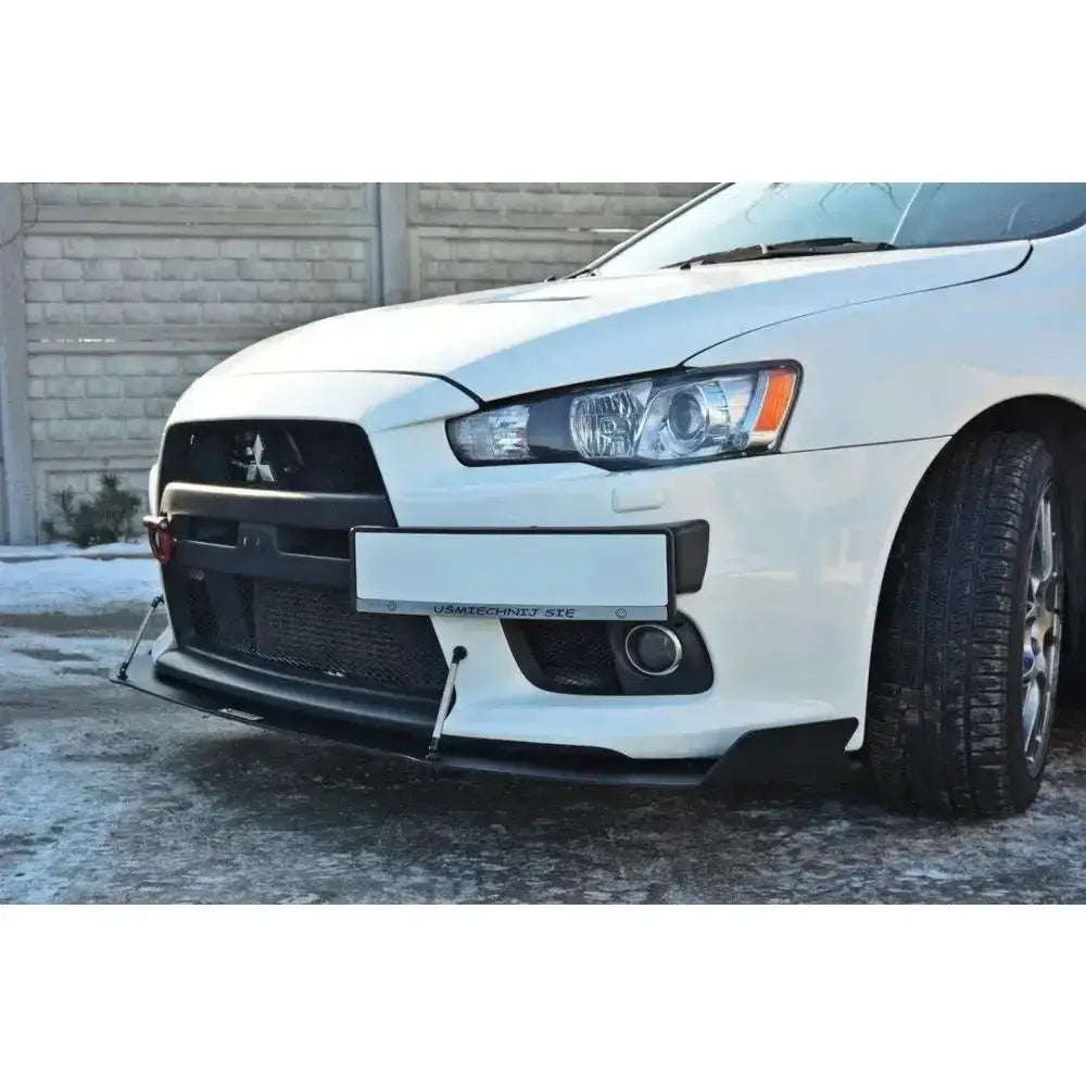 Front lip Racing V.1 på Mitsubishi Lancer Evo X, hvit lakk, sort splitter og metallstøtter.