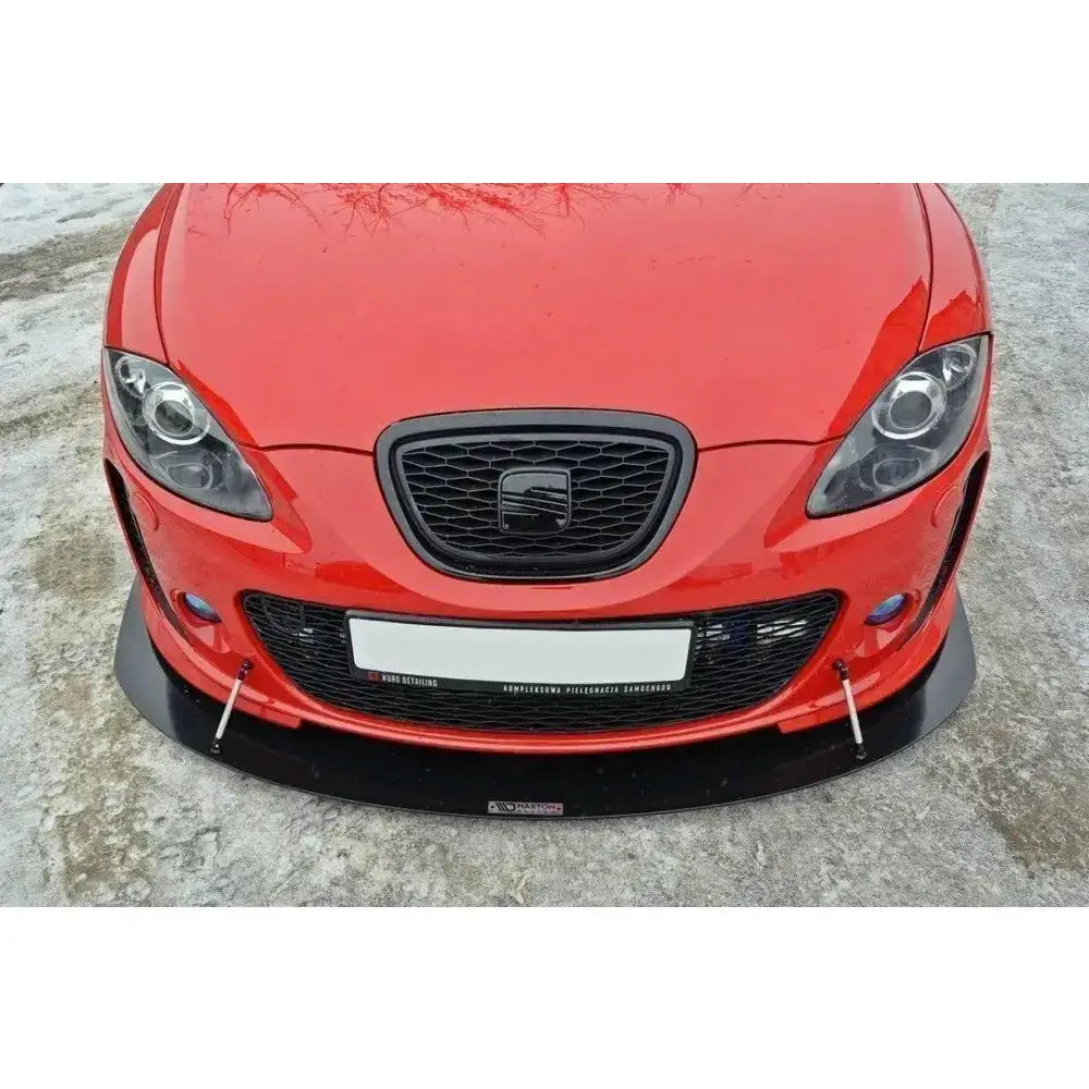 Frontspoiler Racing V.1 til Seat Leon Mk2 med svart splitter og sølvfargede støttestenger, sett forfra.