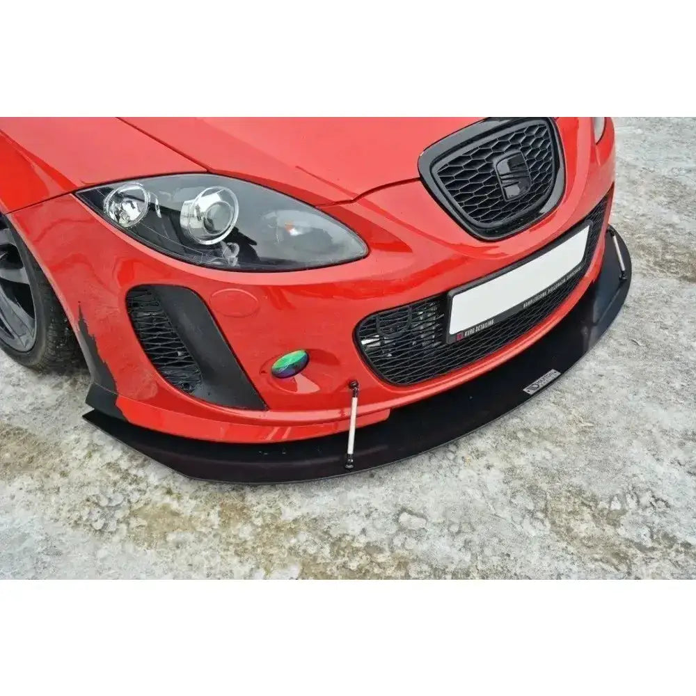 Frontsplitter Racing V.1 på rød Seat Leon Mk2 med støttearmer og aerodynamisk design, sett fra skrå vinkel.
