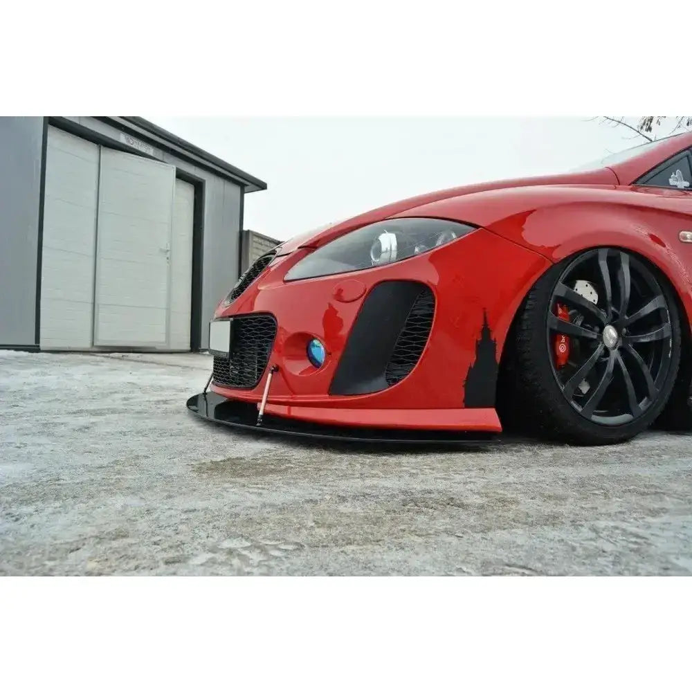 Front lip på Seat Leon Mk2 med svart frontsplitter, sett fra venstre forhjørne i lav vinkel.