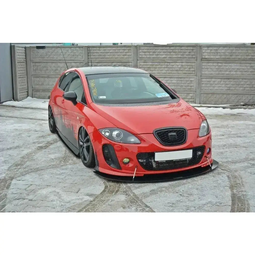 Front splitter på rød Seat Leon Mk2 med svarte detaljer, brede felger og senket understell.