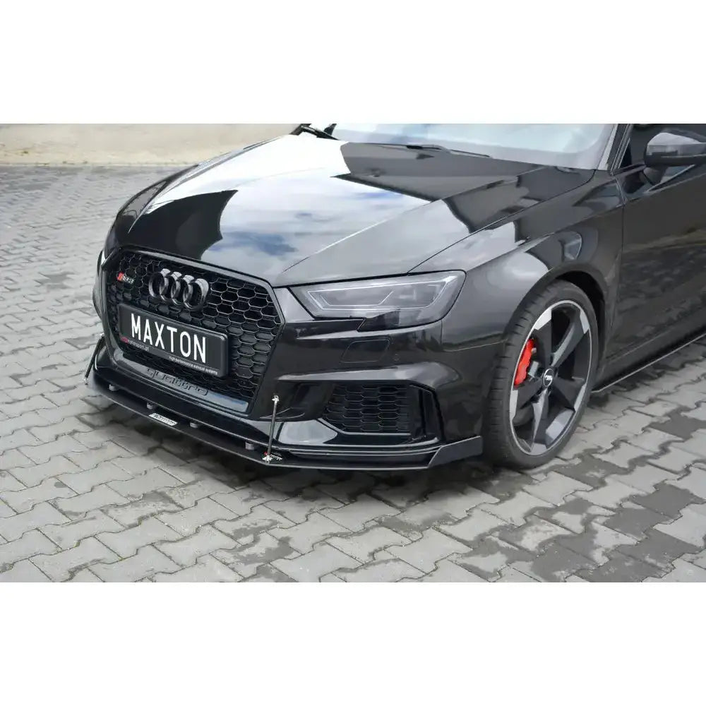 Front lip på Audi RS3 8V Sportback V.2, blank sort spoiler med røde bremsekalipere på brostein.