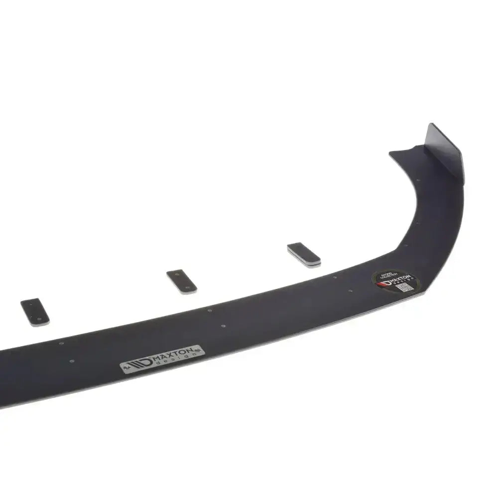 Frontleppe Racing V.2 Audi Rs3 8V FL Sportback sett skrått ovenfra med metallskilt og festebraketter.