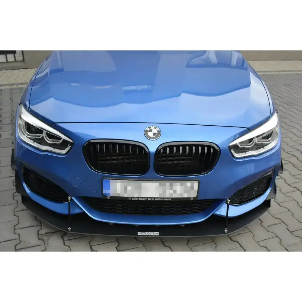 Frontspoiler til BMW 1 F20/F21 M-Power Facelift, sort splitter montert på blå bil foran.