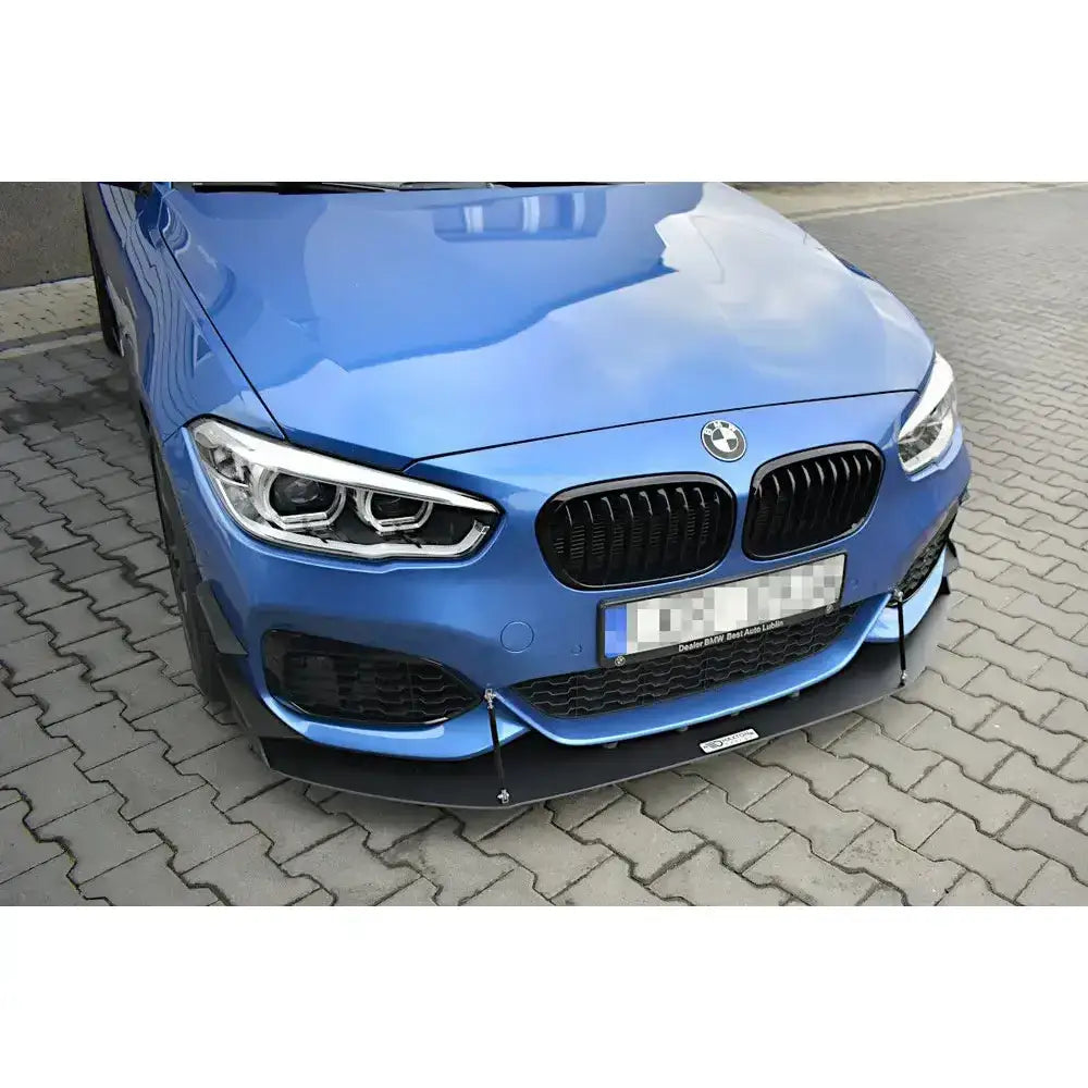 Frontsplitter til BMW 1 F20/F21 M-Power Facelift montert under støtfanger på blå bil, sett forfra.