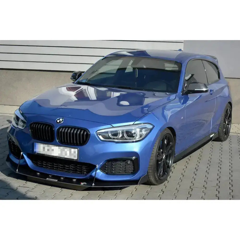 Front lip på blå BMW 1 F20/F21 M-Power Facelift med sort splitter og mørke felger, sett skrått forfra.