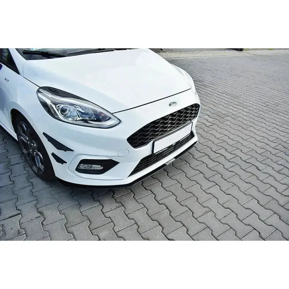 Frontsplitter Racing V.2 montert på hvit Ford Fiesta MK8 ST, nærbilde skrått forfra på asfalt.