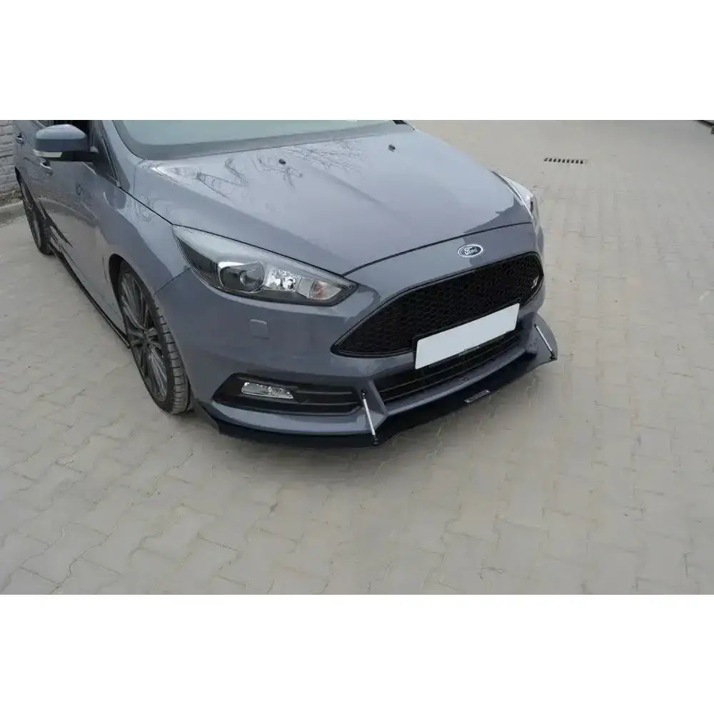 Frontsplitter på grå Ford Focus 3 St Facelift med sorte detaljer og sølvfargede støttestag på asfalt.