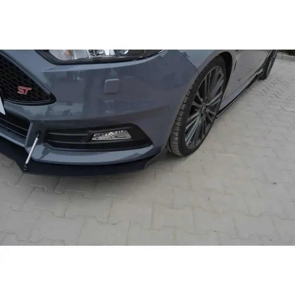 Front lip på Ford Focus 3 ST Facelift med lav frontspoiler, store felger og ST-logo.