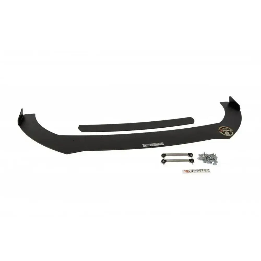 Front splitter Racing V.2 til Ford Focus 3 ST, svart plast med monteringsdeler og lister på hvit bakgrunn.