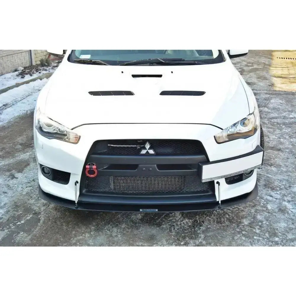 Frontsplitter Racing V.2 montert på hvit Mitsubishi Lancer Evo X med svart grill og rød tauekrok.