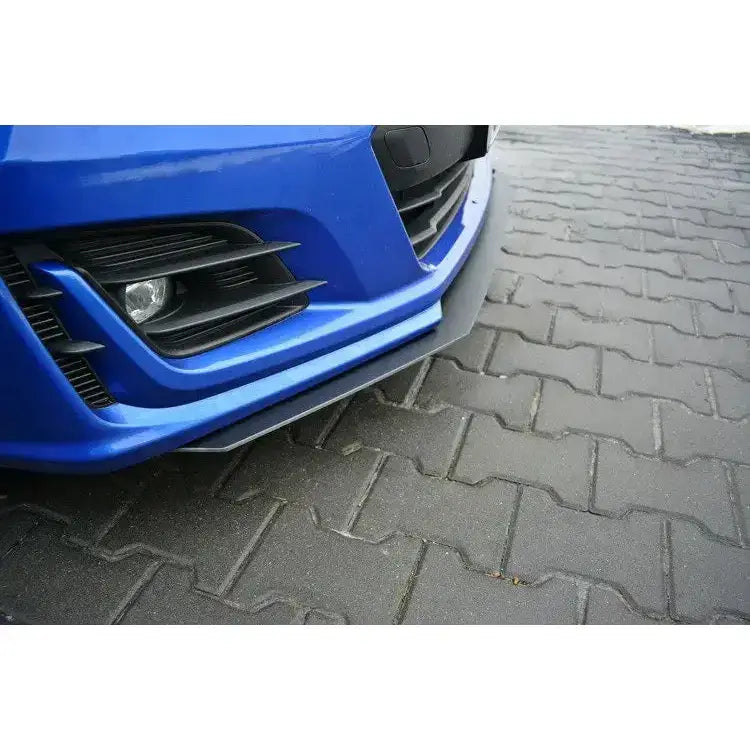 Front lip på Subaru Brz Facelift med svart spoiler og grilldetaljer, sett fra skrå vinkel på brostein.
