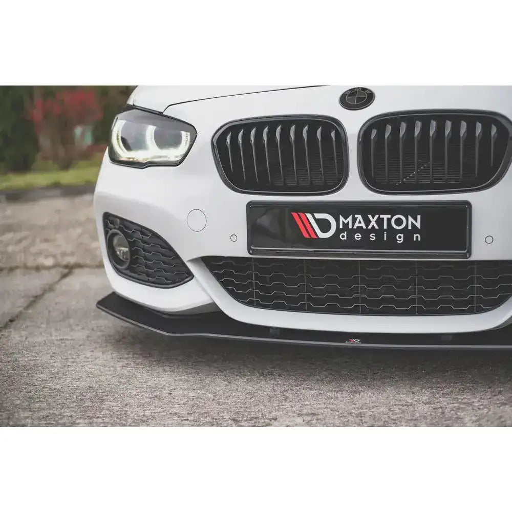 Frontsplitter til BMW 1 F20 M-Pack Facelift med svart detalj, sett fra lav vinkel foran bilen.