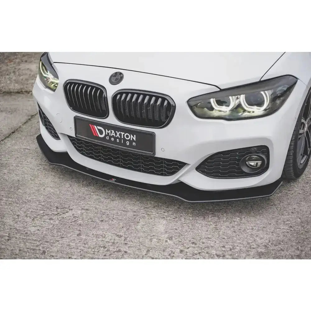 Front splitter på hvit BMW 1 F20 M-Pack Facelift med sort racing frontleppe montert under støtfanger.
