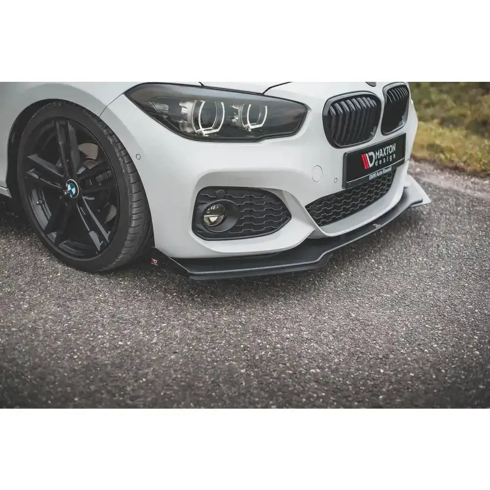Front lip Racing V.3 montert på hvit BMW 1 F20 med svarte felger og markerte LED-frontlykter.