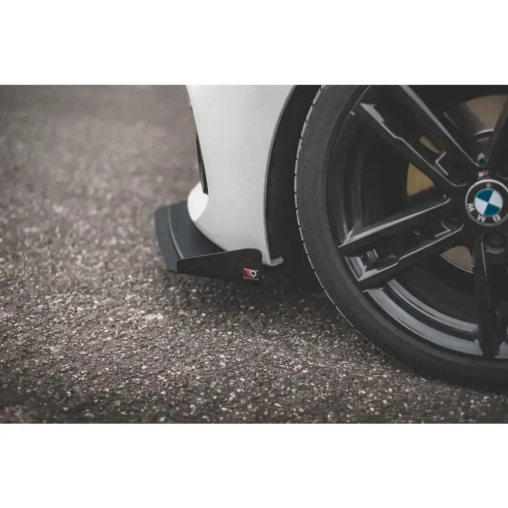 Front splitter nærbilde av sort aerodynamisk skjerm montert ved bakhjul på BMW 1 F20 M-Pack.
